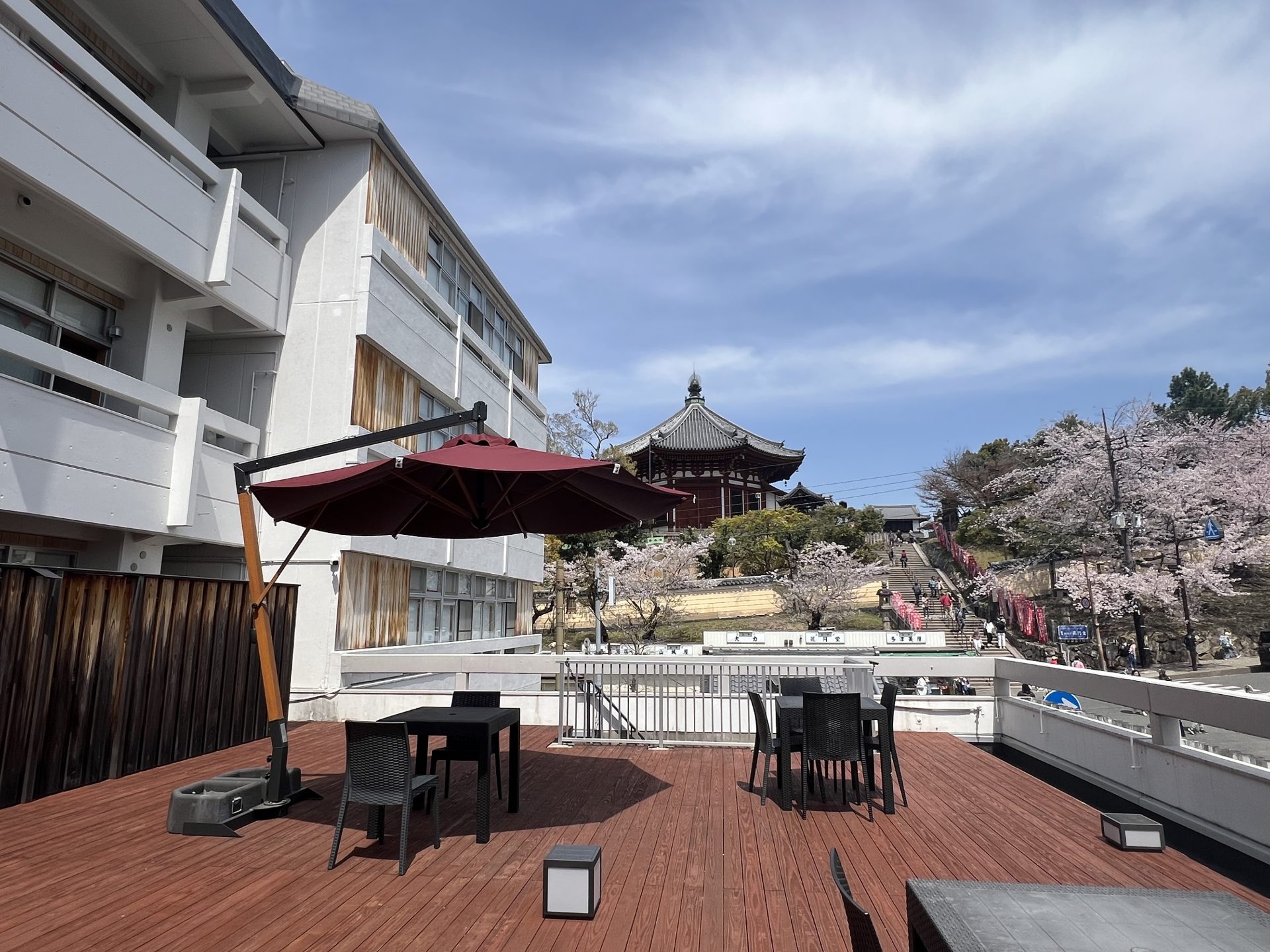 ホテル テラス席にパラソルTO3500を設置頂きました