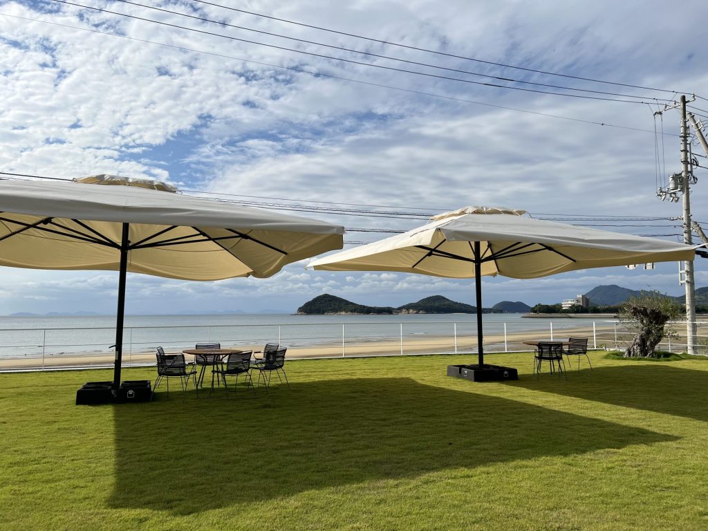 「海辺の珈琲研究所 豆豆豆」様に大型パラソルを設置頂きました