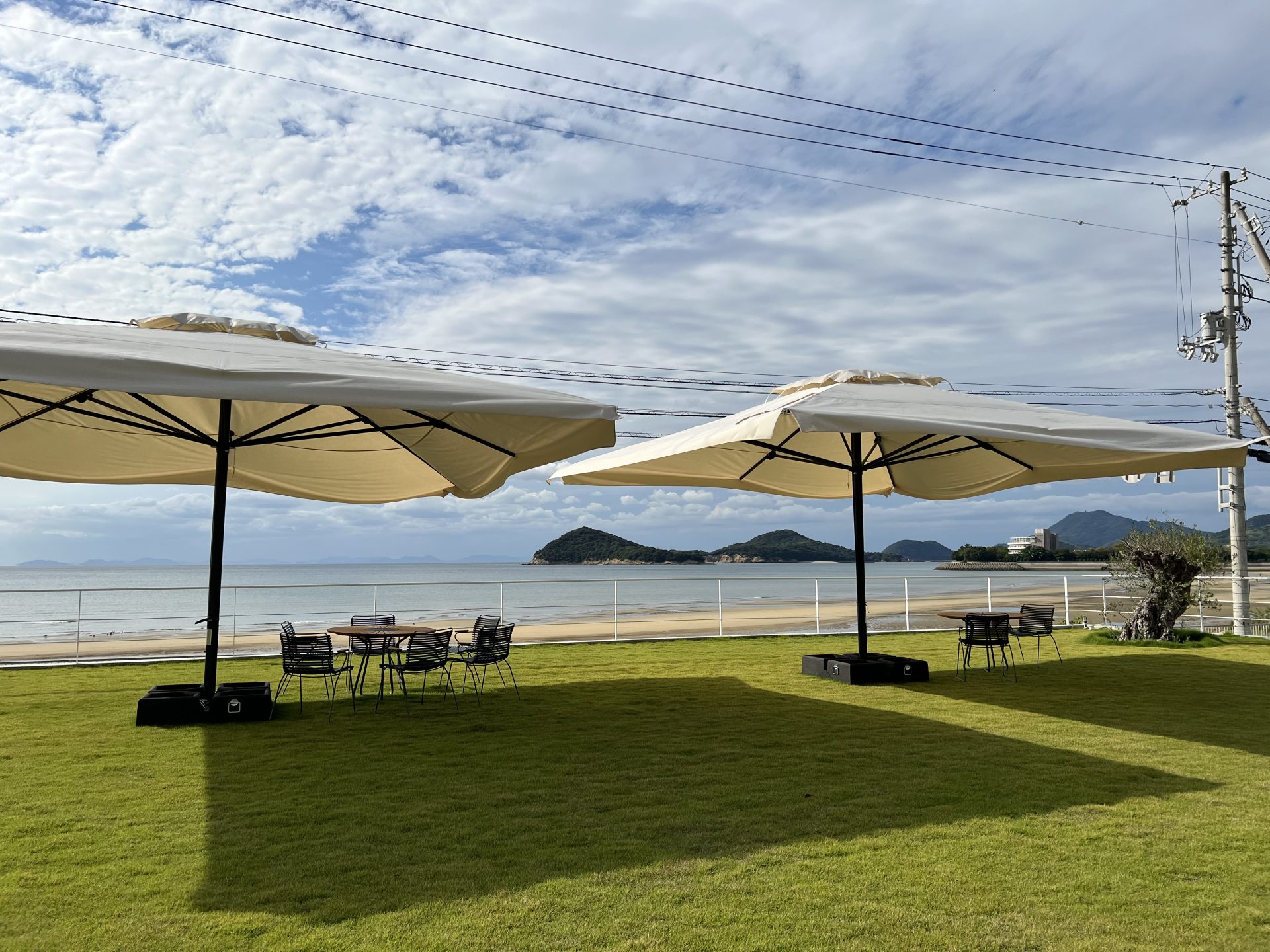 「海辺の珈琲研究所 豆豆豆」様に大型パラソルを設置頂きました