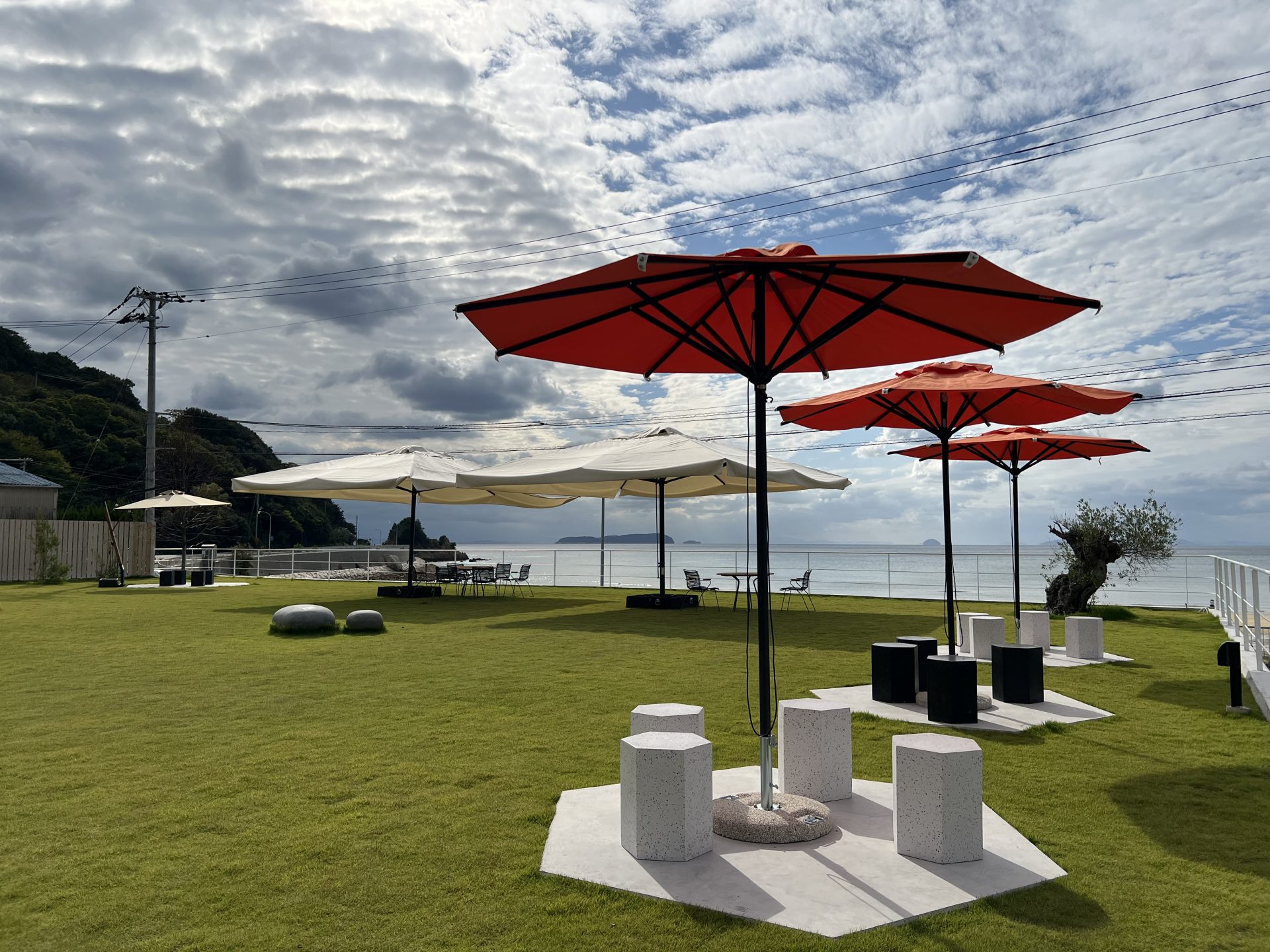 「海辺の珈琲研究所 豆豆豆」様に大型パラソルを設置頂きました